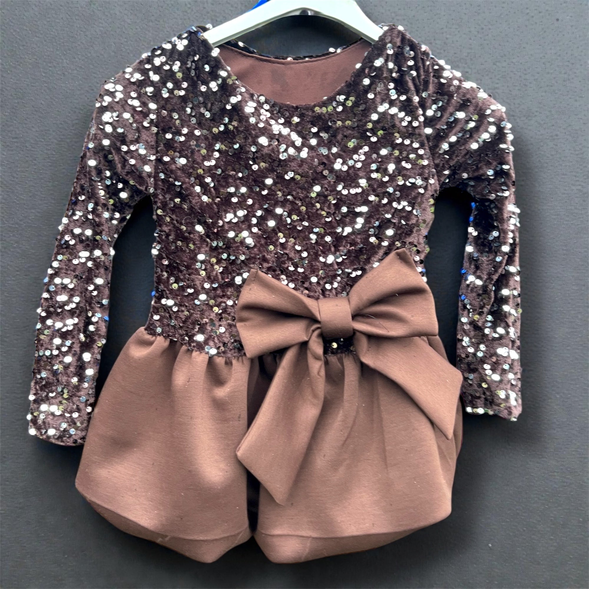 Šventinė suknele su kaspinu